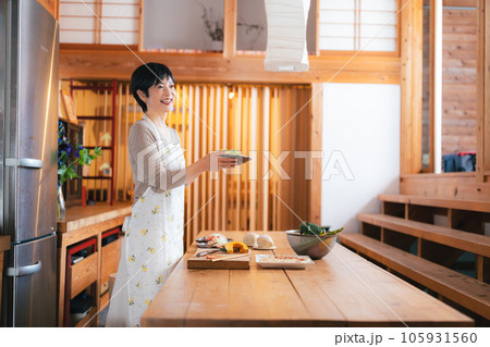 朝食ができたので家族を呼ぶ母親 105931560