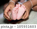 Mom caught the child's feet on the bed. 105931603