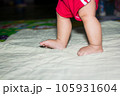 Children are learning to walk on the bed. 105931604