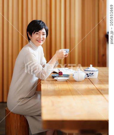 ティータイムを楽しむ40代女性 ティータイムを楽しむ40代女性 105931669