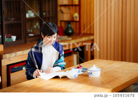 読書をする40代女性 読書をする40代女性 105931678