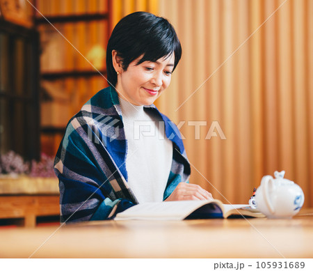 読書をする40代女性 読書をする40代女性 105931689