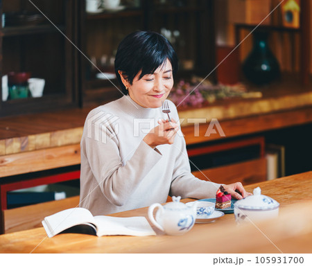 ティータイムを楽しむ40代女性 ティータイムを楽しむ40代女性 105931700