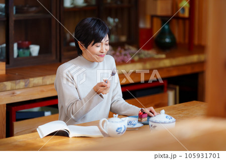 ティータイムを楽しむ40代女性 105931701