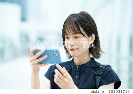 スマートフォンの画面を見る若い女性 105931710