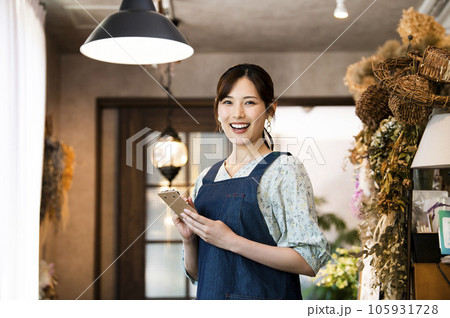 カフェ 店員 若い女性 ポートレート カメラ目線 カフェ 店員 若い女性 ポートレート カメラ目線 105931728