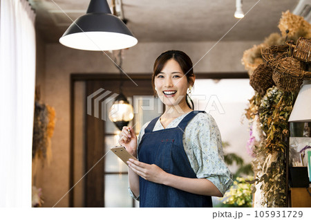カフェ 店員 若い女性 ポートレート カメラ目線 カフェ 店員 若い女性 ポートレート カメラ目線 105931729