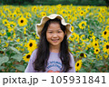 ひまわり畑にいる女の子 105931841