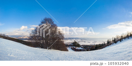 [パノラマ] 昼下がりの閑静なスキー場 (福島県、猪苗代) 105932040