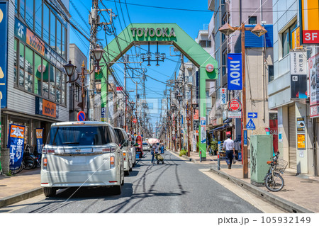 横浜市の都市風景　鶴見駅　豊岡通り 105932149