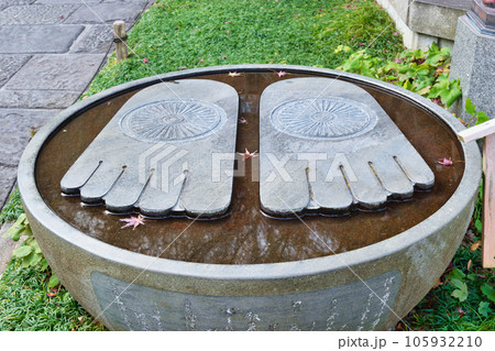 鎌倉 長谷寺の仏足石 鎌倉 長谷寺の仏足石 105932210