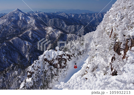 【冬の大パノラマ】御在所岳・樹氷・鈴鹿山脈 【冬の大パノラマ】御在所岳・樹氷・鈴鹿山脈 105932213