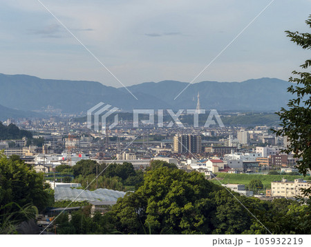 山の上から見る街の風景 105932219