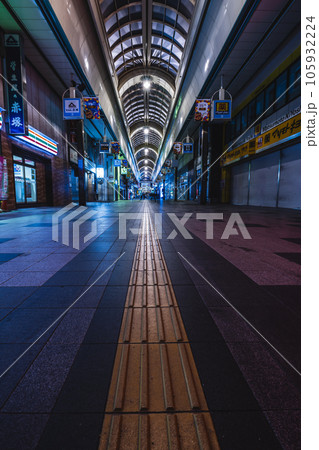 北海道札幌市狸小路商店街の夜景 105932224