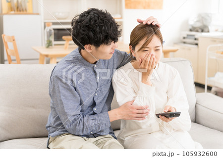 テレビ・映画を見ながら泣く若いカップル テレビ・映画を見ながら泣く若いカップル 105932600