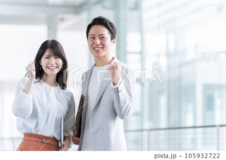 オフィスでガッツポーズするビジネスマン男女 105932722