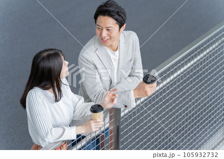 飲み物を飲みながら休憩する男女 105932732