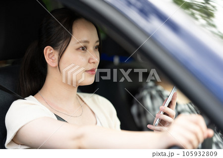 爽やかな夏に女性2人で車を運転して旅行に出かけるイメージ｜ドライブイメージ 105932809