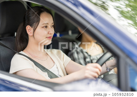 爽やかな夏に女性2人で車を運転して旅行に出かけるイメージ｜ドライブイメージ 105932810