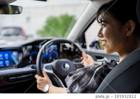 運転しながら会話を楽しむ女性イメージ｜ドライブイメージ 105932812