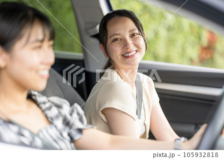 爽やかな夏に女性2人で車を運転して旅行に出かけるイメージ｜ドライブイメージ 105932818