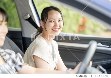 爽やかな夏に女性2人で車を運転して旅行に出かけるイメージ｜ドライブイメージ 105932820