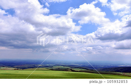 十勝のナイタイテラスから望む真夏の真っ青な空・白い雲・緑の平原 ナイタイ高原牧場 十勝のナイタイテラスから望む真夏の真っ青な空・白い雲・緑の平原 ナイタイ高原牧場 105932853