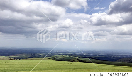 十勝のナイタイテラスから望む真夏の真っ青な空・白い雲・緑の平原 ナイタイ高原牧場 十勝のナイタイテラスから望む真夏の真っ青な空・白い雲・緑の平原 ナイタイ高原牧場 105932865