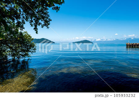 夏の琵琶湖の風景 東近江市の湖岸から沖島方面を望む 滋賀県東近江市 夏の琵琶湖の風景 東近江市の湖岸から沖島方面を望む 滋賀県東近江市 105933232