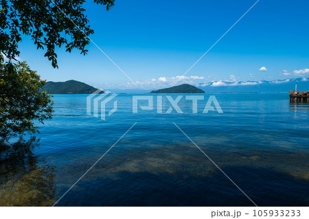 夏の琵琶湖の風景 東近江市の湖岸から沖島方面を望む 滋賀県東近江市 夏の琵琶湖の風景 東近江市の湖岸から沖島方面を望む 滋賀県東近江市 105933233