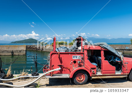 琵琶湖湖畔の風景 夏の青空と赤いポンプ車 滋賀県東近江市 琵琶湖湖畔の風景 夏の青空と赤いポンプ車 滋賀県東近江市 105933347