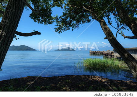 夏の琵琶湖の風景 東近江市の湖岸から沖島方面を望む 滋賀県東近江市 夏の琵琶湖の風景 東近江市の湖岸から沖島方面を望む 滋賀県東近江市 105933348
