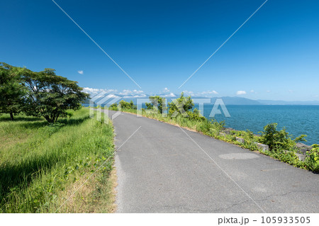 夏の琵琶湖の風景 東近江市湖岸のサイクリングロードからの眺め 滋賀県東近江市 夏の琵琶湖の風景 東近江市湖岸のサイクリングロードからの眺め 滋賀県東近江市 105933505