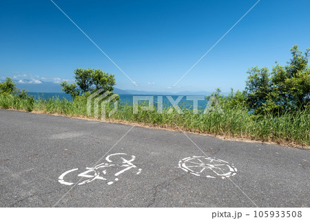 夏の琵琶湖の風景 東近江市湖岸のサイクリングロードからの眺め 滋賀県東近江市 夏の琵琶湖の風景 東近江市湖岸のサイクリングロードからの眺め 滋賀県東近江市 105933508