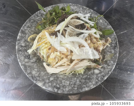 ベトナム中部・ホイアンの名物であるコムガー 105933693