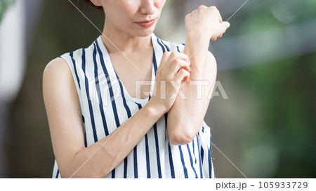 虫刺され　痒み　女性 105933729