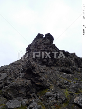 アイスランド　夏　ディムボルギル　奇岩群 105933952
