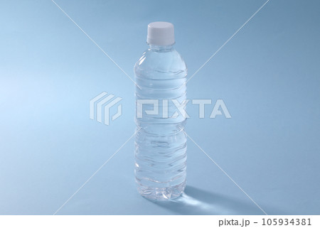 ペットボトルの水 ペットボトルの水 105934381