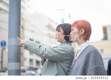 旅行をする女性二人 旅行をする女性二人 105934532