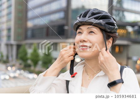 自転車用ヘルメットを被るアラフィフ女性 自転車用ヘルメットを被るアラフィフ女性 105934681