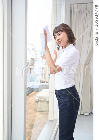 布巾で部屋の窓を拭く女性 105934779