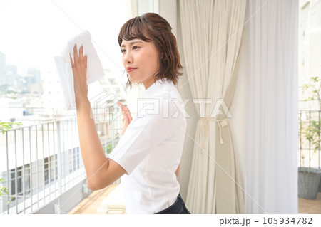 布巾で部屋の窓を拭く女性 105934782