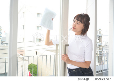 布巾で部屋の窓を拭く女性 105934787