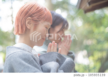 お参りする女性二人 お参りする女性二人 105935139