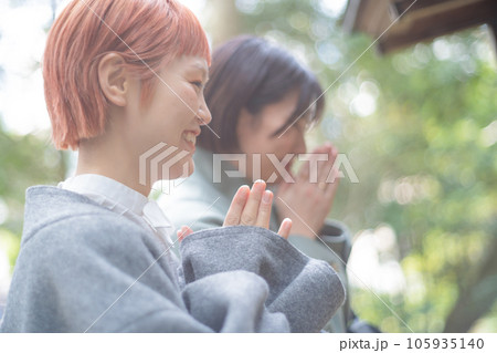 お参りする女性二人 105935140