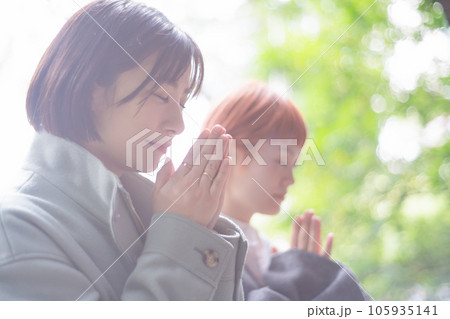 お参りする女性二人 105935141