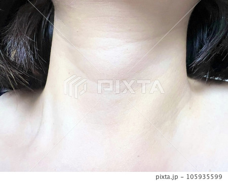 女性の首　鎖骨　イメージ 105935599