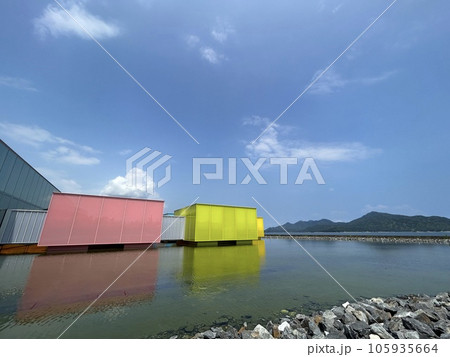 海に浮かぶ建造物 海に浮かぶ建造物 105935664