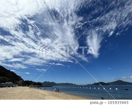 青い空と海と砂浜 105935665