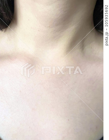 女性の首　鎖骨イメージ 105935692